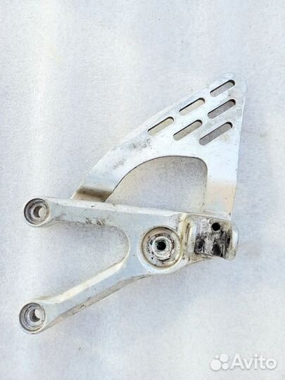 Yamaha YZF R6 05 левый водительский кронштейн