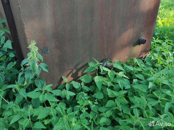 Металлическая емкость, около 2.4 Куба