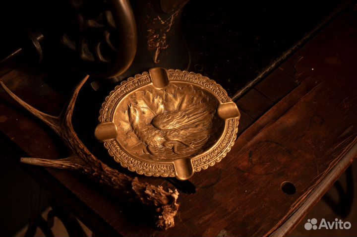 Антикварное блюдце с птицей и дубовыми листьями