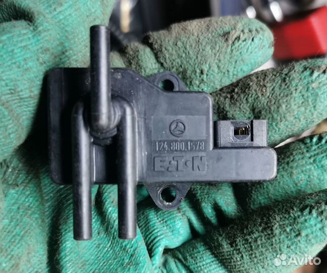 Клапан подголовников на Mercedes W124. 1248001578