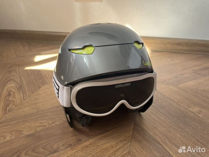 Горнолыжный шлем и очки