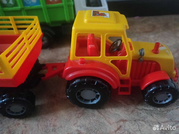 Детская игрушка, машина, трактор