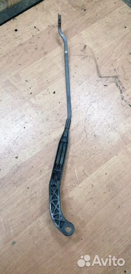 Поводок стеклоочистителя правый Audi 80