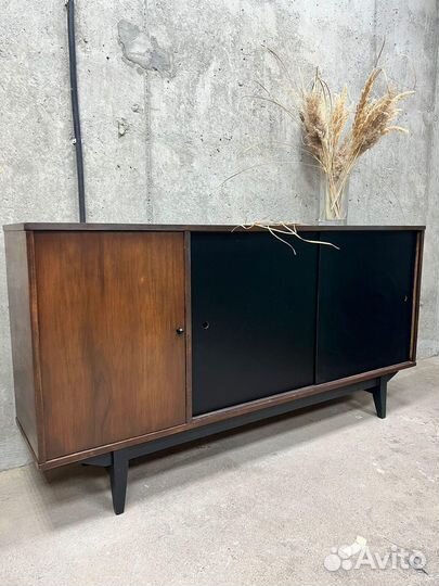 Комод с черными стеклами