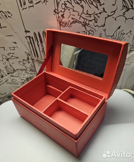 Шкатулка с бижутерией