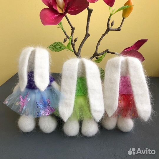 Вязанная игрушка зайка в платье