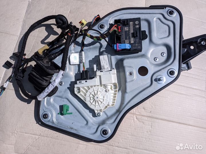 Стеклоподъемник левый задний Skoda Yeti 8K0959811