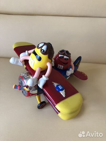 Киндер сюрприз большой m & m самолет