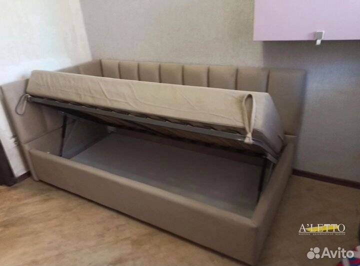 Детская кровать с подъемным механизмом