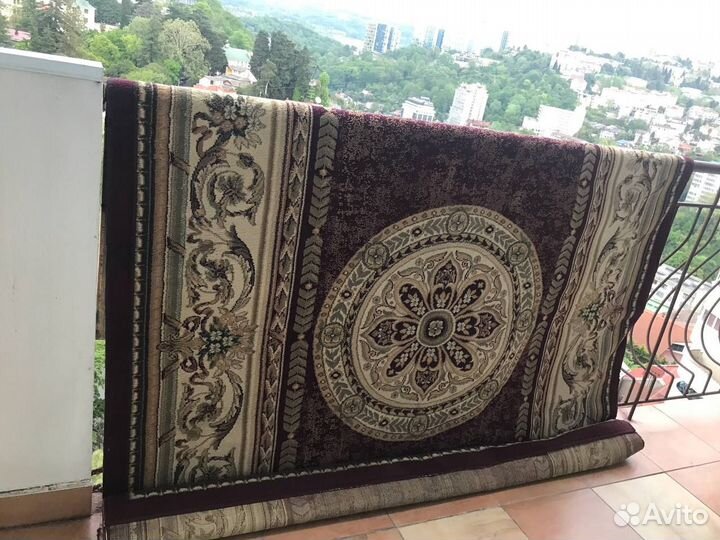 Ковер красный