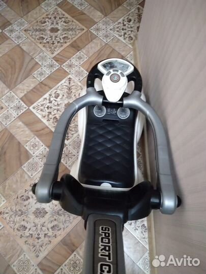 Машина каталка с ручкой