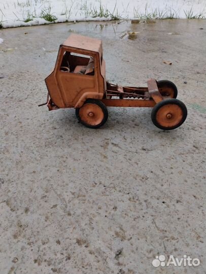 Машинка игрушка ретро