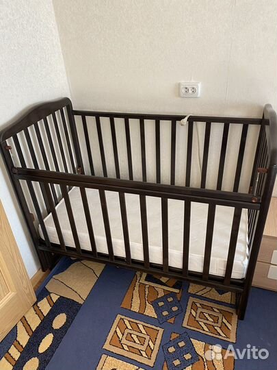 Детская кроватка с маятником