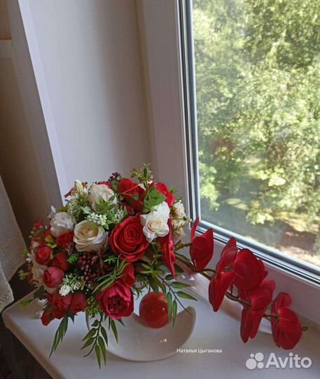 Интерьерная композиция из искусственных цветов