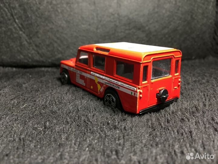 Модель Land Rover 1:43 Bburago