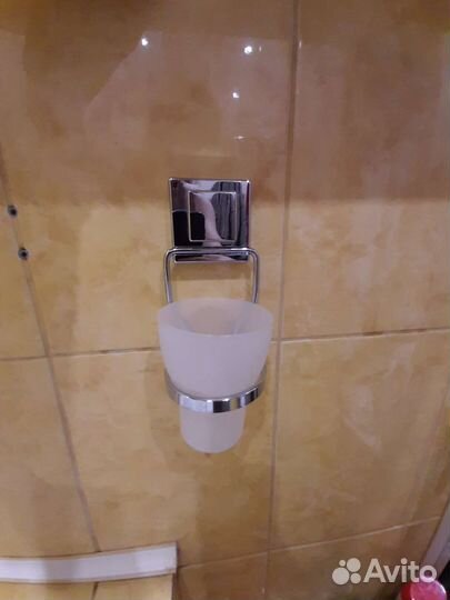Подвесной стаканчик в ванную