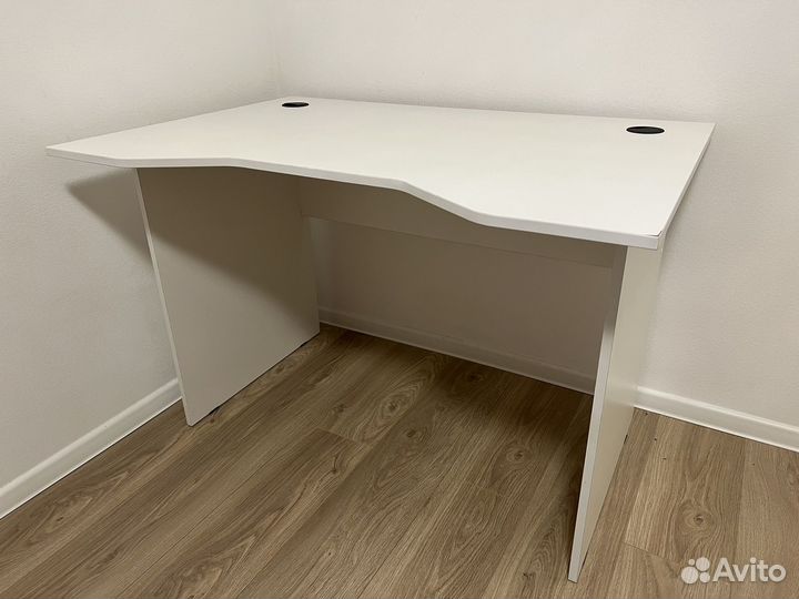 Компьютерный стол белый