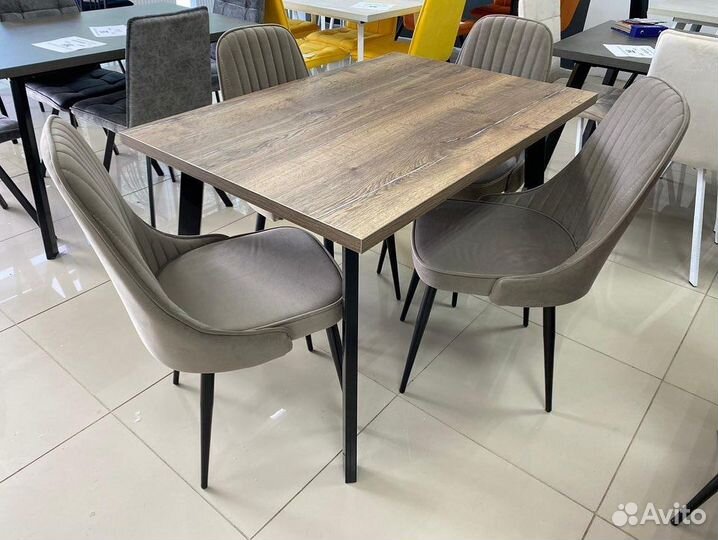 Стол и стулья