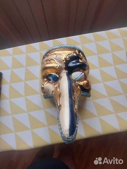 Карнавальная венецианская маска и шляпа