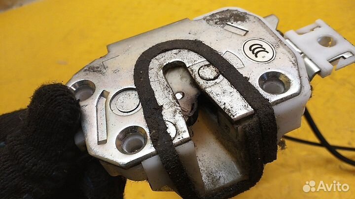 Замок двери задней левой FJ Cruiser