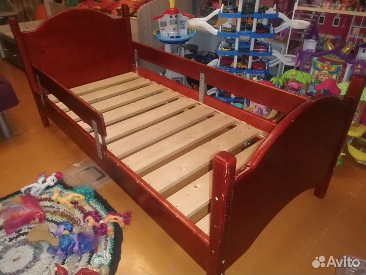 Детская кровать (деревянная)