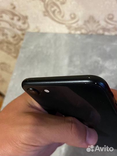 iPhone SE, 64 ГБ
