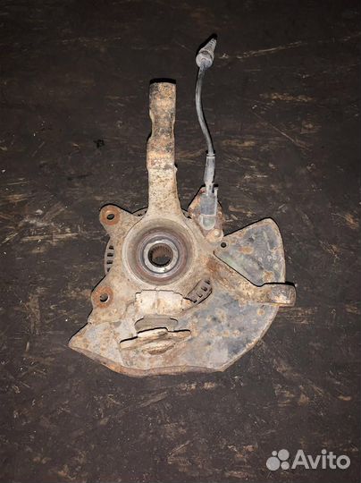 Кулак поворотный передний правый VW Passat B4