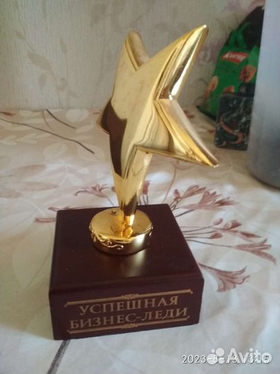 Статуэтка успешная бизнес леди подарок
