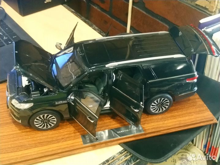Модель Линкольн Навигатор 1:18