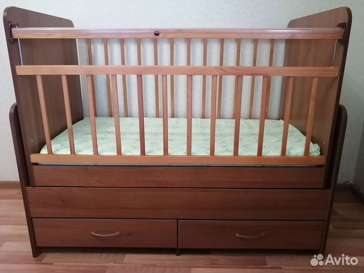 Детская кроватка с маятником и ящиком