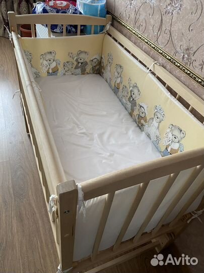 Детская кроватка с маятником