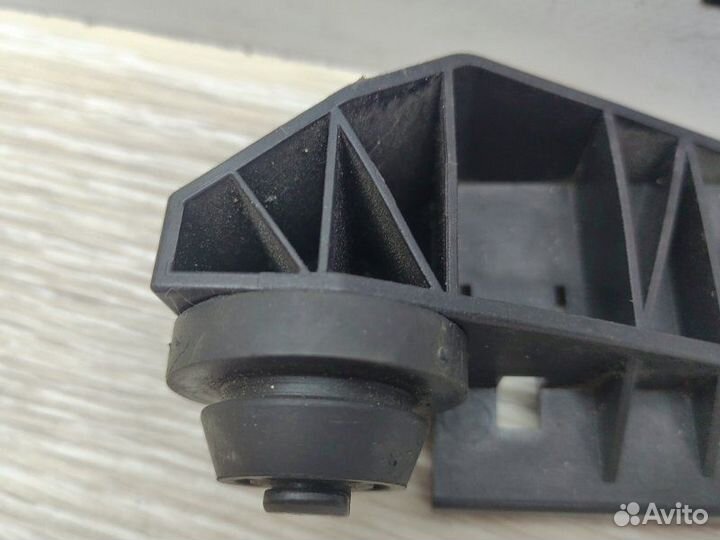 Кронштейн корпуса воздушного фильтра левый Bmw 3