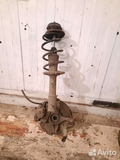 Передняя правая стойка renault logan 1 в сборе