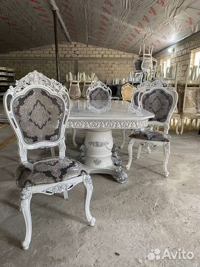 Обеденный стол и стулья