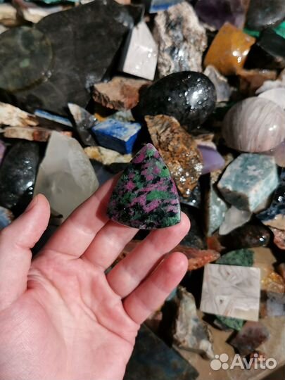 Рубин в Фуксите, кабошон