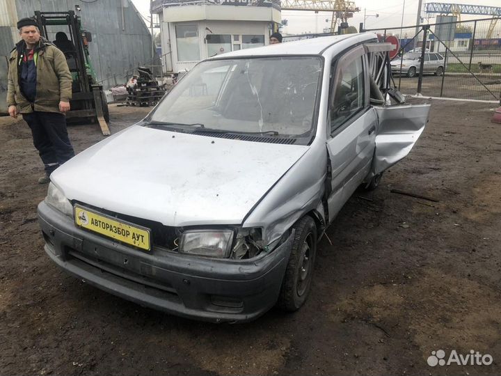 Консоль между сидений mazda demio 1.3 DW