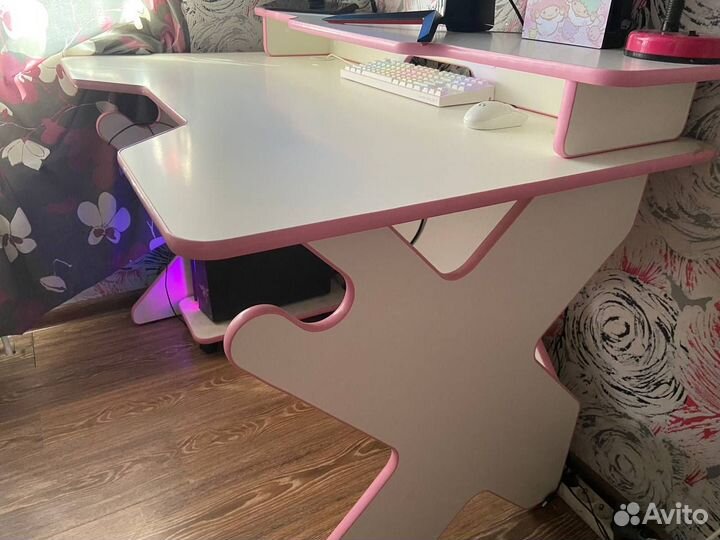 Компьютерный стол белый/розовый