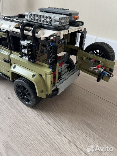 Продается Lego Technic 42110 Land Rover Defender