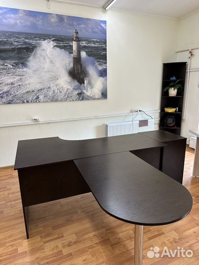 Стол офисный руководителя с брифингом