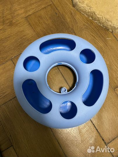 Когтеточка и игрушка для кота