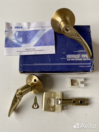 Комплект дверных ручек с замком новый
