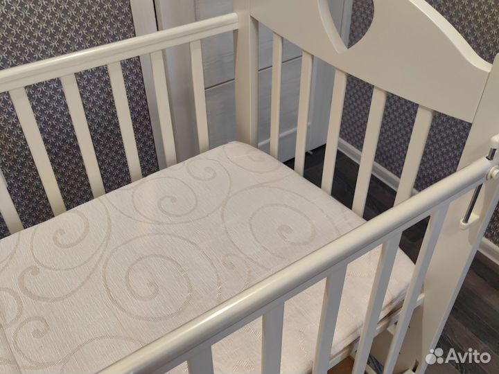 Детская кроватка с маятником и ящиком