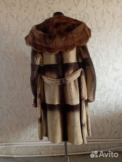 Шуба мутоновая с капюшоном из норки
