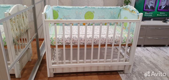 Детская кроватка с маятником и ящиком