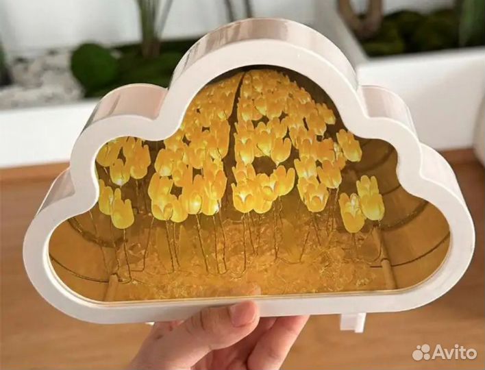 Светильник зеркало с тюльпанами внутри