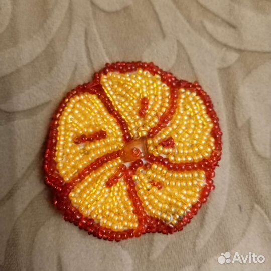Брошь ручной работы из бисера