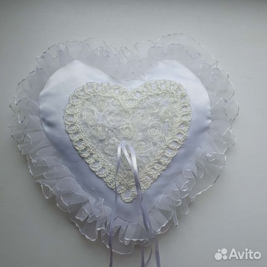 Подушечка для обручальных колец в форме сердца