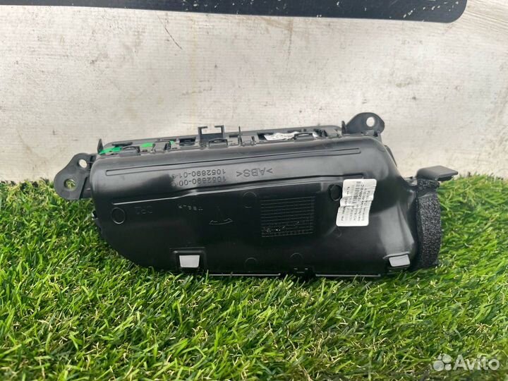 Дефлектор обдува салона правый верхний Tesla