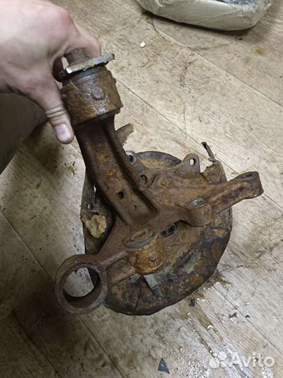 Кулак задний левый Toyota Camry 30