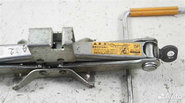 Домкрат Nissan Bluebird A33